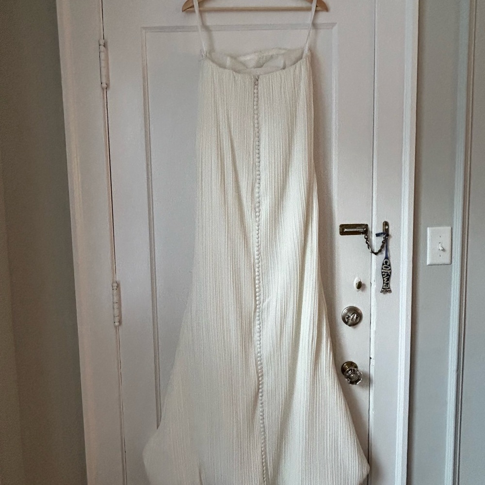 Simple & chic wedding gown - Picture 4 of 13